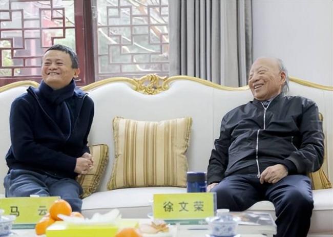 昔日卖粪穷汉一手铸就千亿产业 马云冒雨为他撑伞