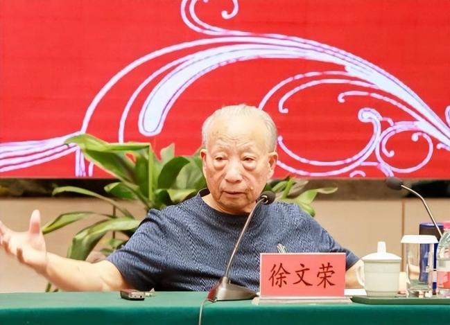 昔日卖粪穷汉一手铸就千亿产业 马云冒雨为他撑伞