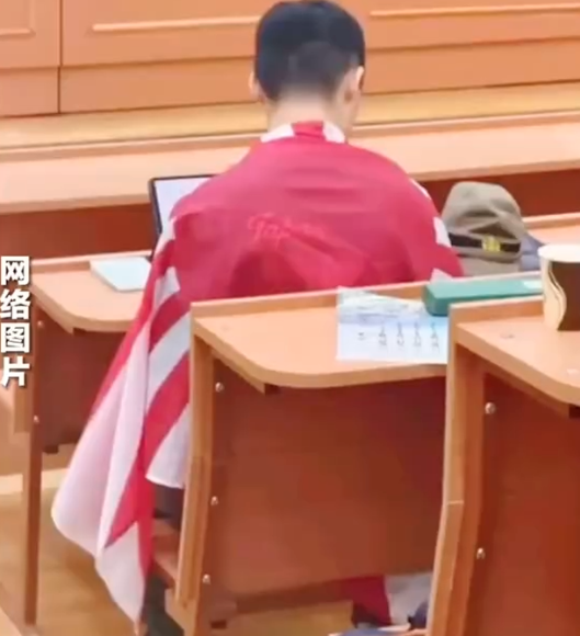 身披旭日旗留学生被曝是南京人 南京警方回应
