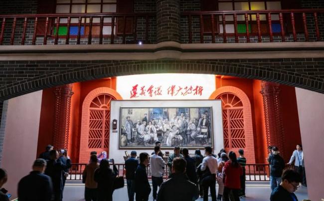 他昨天刚刚包机回国 所以由三号人物赵乐际主持 他昨天刚刚包机回国 所以由三号人物赵乐际主持