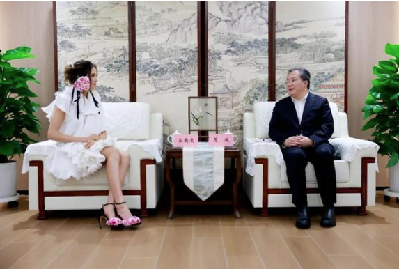视频:谷爱凌见中国官员 两耳各戴一朵大牡丹 视频:谷爱凌见中国官员 两耳各戴一朵大牡丹