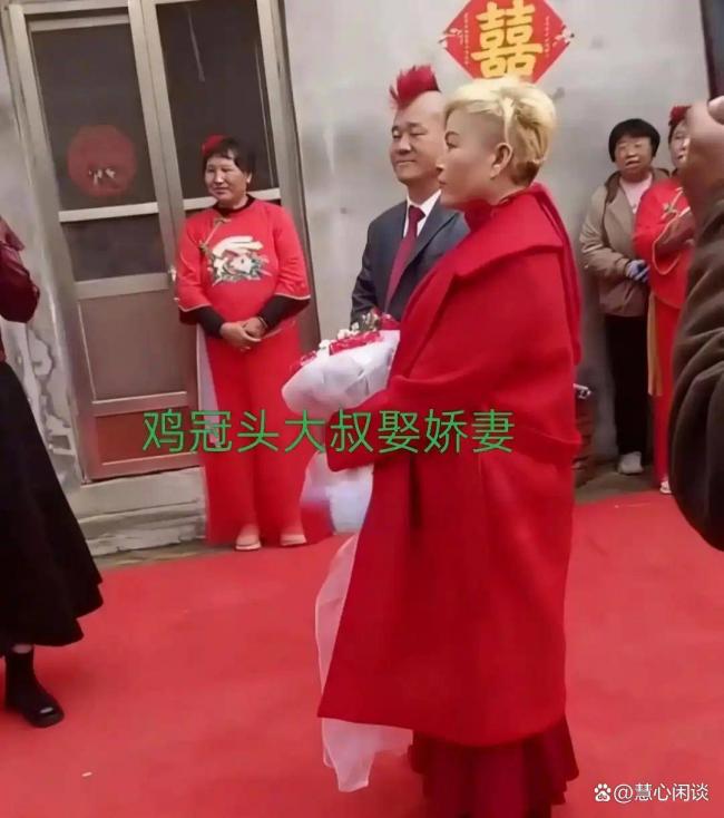 “另类”新人:甘肃“鸡冠头”男娶50岁黄发新娘 “另类”新人:甘肃“鸡冠头”男娶50岁黄发新娘