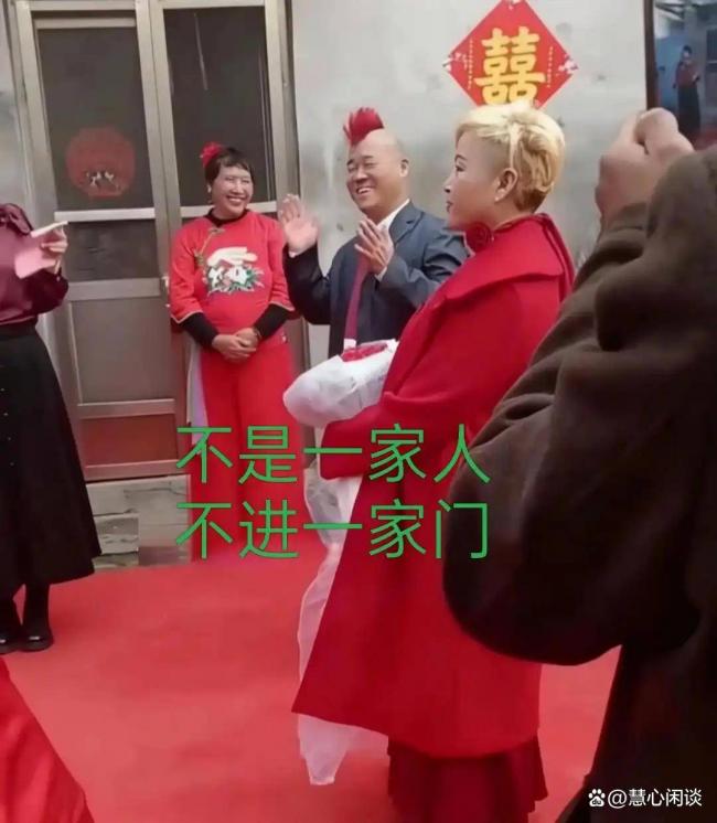 “另类”新人:甘肃“鸡冠头”男娶50岁黄发新娘 “另类”新人:甘肃“鸡冠头”男娶50岁黄发新娘