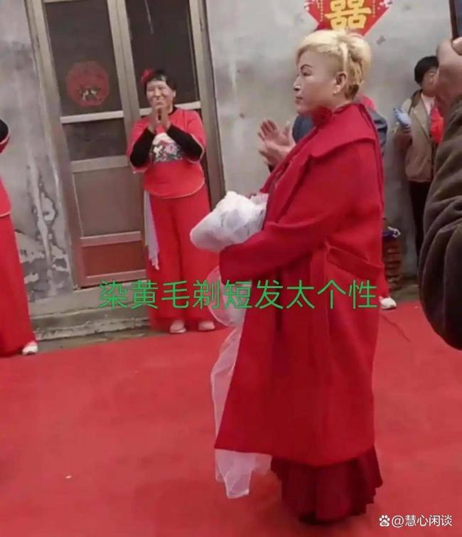 “另类”新人:甘肃“鸡冠头”男娶50岁黄发新娘 “另类”新人:甘肃“鸡冠头”男娶50岁黄发新娘