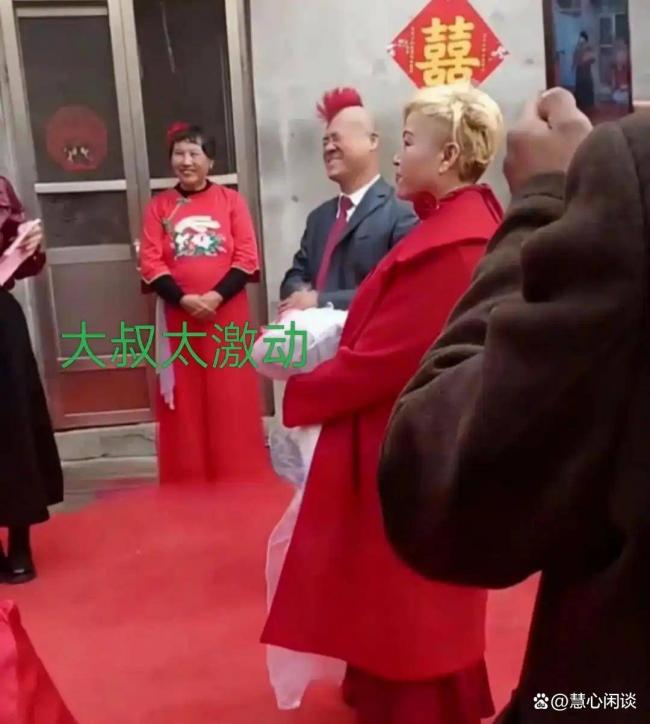 “另类”新人:甘肃“鸡冠头”男娶50岁黄发新娘 “另类”新人:甘肃“鸡冠头”男娶50岁黄发新娘
