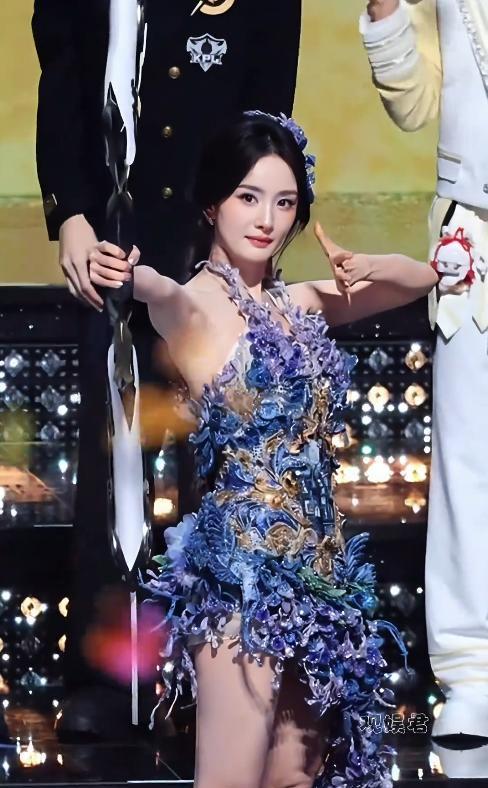 这身材也能当顶流?杨幂出席活动 大腿粗全是肉 这身材也能当顶流?杨幂出席活动 大腿粗全是肉