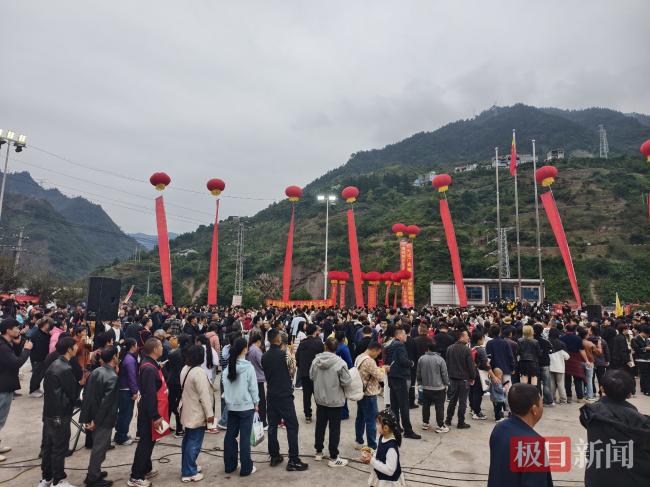 网友赶赴“小小徐”婚礼 总管：人多到我蒙了
