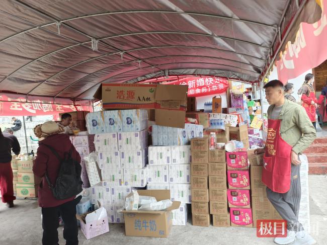 网友赶赴“小小徐”婚礼 总管：人多到我蒙了